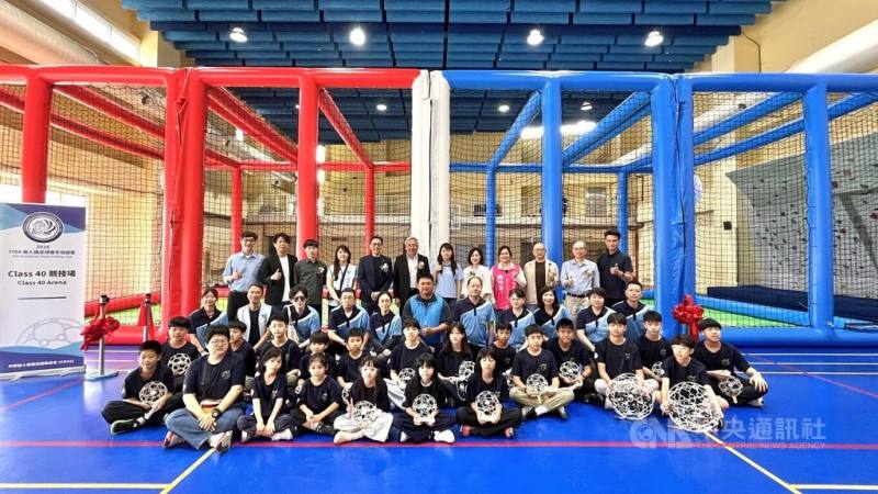 中華無人機競技運動協會與華興中學11日簽署合作備忘錄，啟用全國首座FIDA 40 Class無人機足球標準賽制場地，共同推動無人機足球運動進入校園