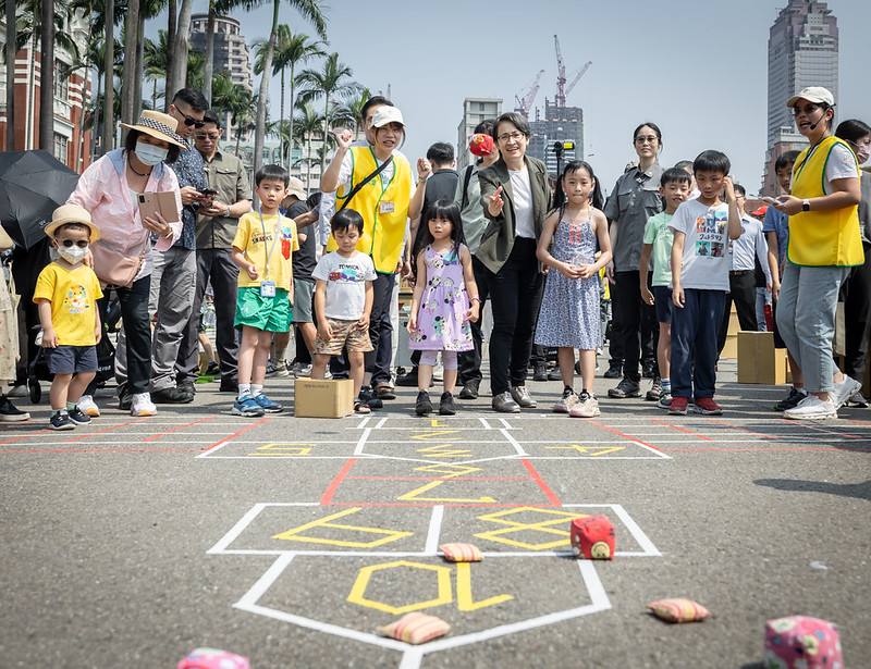 副總統在「還我特色公園行動聯盟」人員的引導下，體驗射紙飛機、跳房子、堆紙箱積木及拉泡泡等遊戲