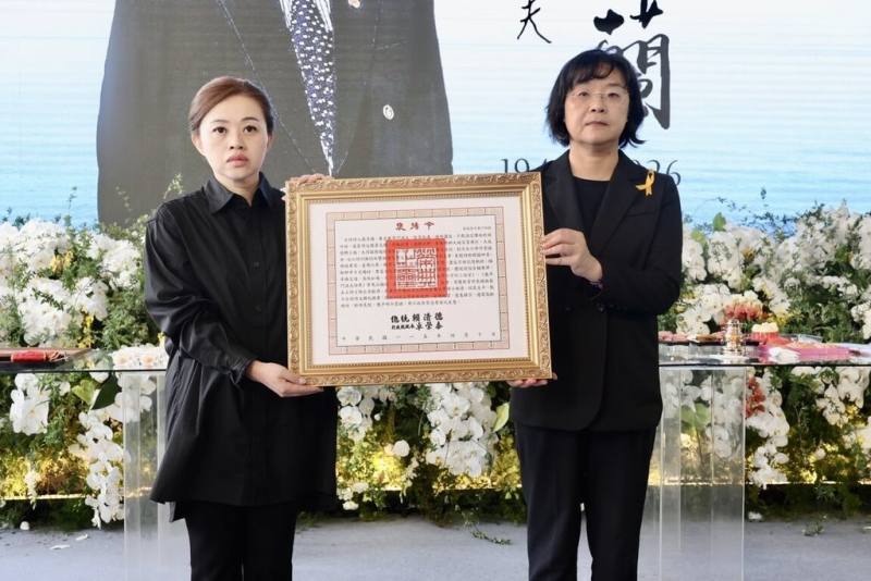 台語詩人蔡奇蘭於4月1日辭世，享壽83歲。文化部常務次長徐宜君（右）11日赴告別追思會，代表頒贈總統褒揚令，由蔡奇蘭之女蔡依儒（左）代表受贈。（文化部提供）