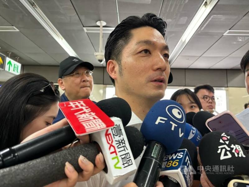 台北市長蔣萬安11日表示，持續推動無菸城市，包含中山站及西門商圈在內，預計4月底前會有19處戶外吸菸室及吸菸區建置完成