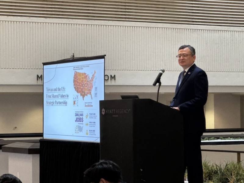 駐芝加哥辦事處長類延峰，9日在密瓦基市舉行的2026年美國「國防產業基礎年會」閉幕午宴發表專題演說。（駐芝加哥辦事處提供）