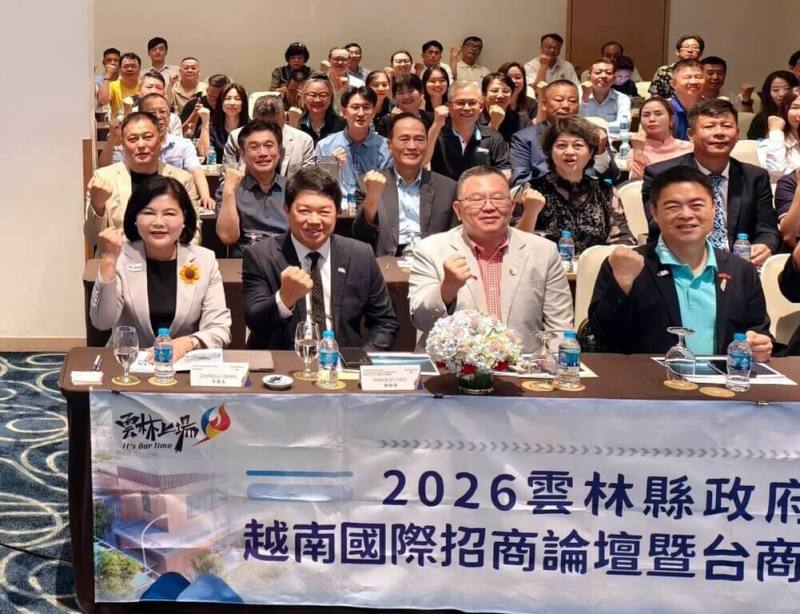 雲林縣長張麗善（前排左1）日前率團參訪越南並於10日晚上在胡志明市舉辦國際招商說明會，她強調，雲林已轉型為「農工商科技大縣」，誠摯邀台商返鄉投資。（雲林縣政府提供）