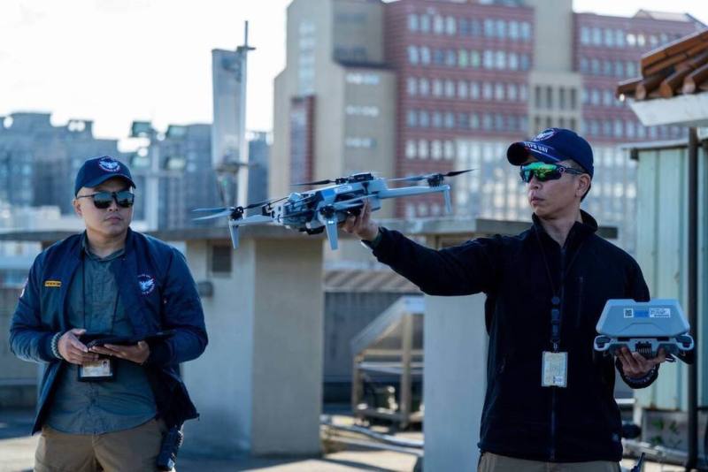 台中大甲媽祖遶境進香活動，台中市警察局利用「無人機」、「警用行動電腦M-Police」及「機動布署智慧影像示警系統」等科技設備，即時回傳影像至「E化雲端指揮所」，確保各項突發狀況能於第一時間獲得處置。（警方提供）