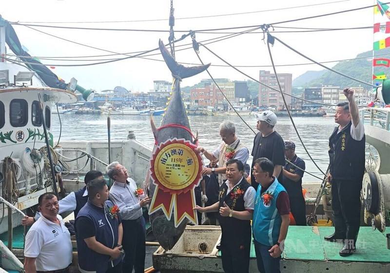 Crew members aboard the Su’ao-registered Quan Chang Long No. 168 pose with their catch,  the “first Su’ao tuna” of the season, in Yilan County on Saturday. CNA photo April 11, 2026