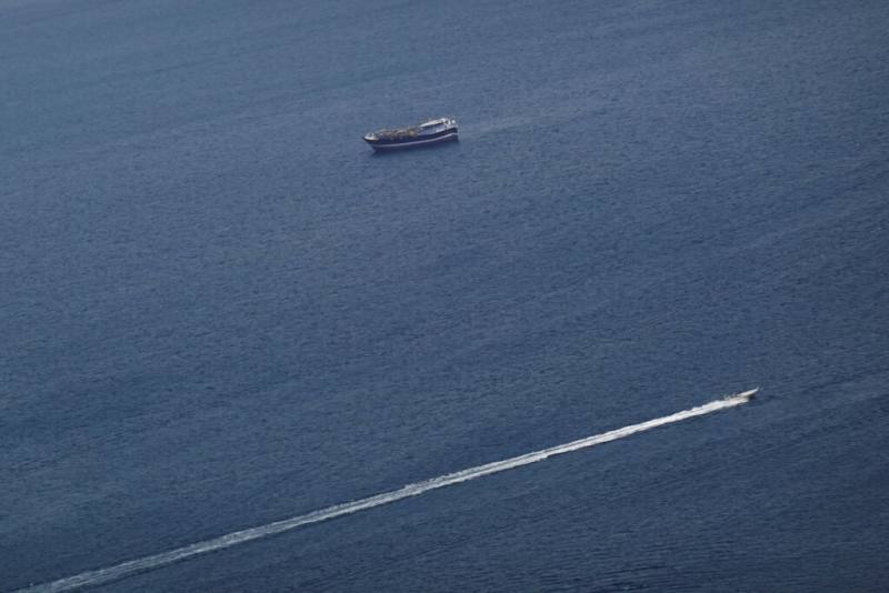 圖為3月2日通過荷莫茲海峽的船隻。（路透社）