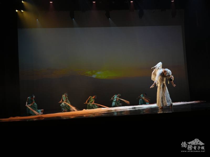 序章《島嶼天光》取材自平溪天燈與島嶼黎明的意象，象徵臺灣人面對黑暗時仍懷抱光與希望的信念