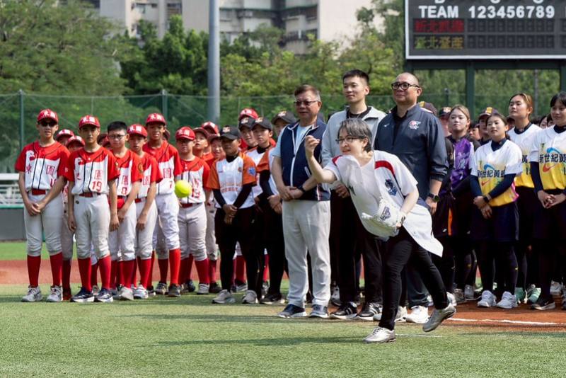 副總統進行開球儀式，為比賽揭開序幕，也為球員們加油打氣