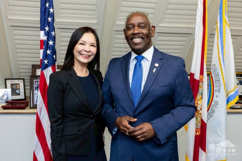 李麗玲致贈臺灣水晶胸針，戴明斯隨即別上以示對臺灣的熱愛