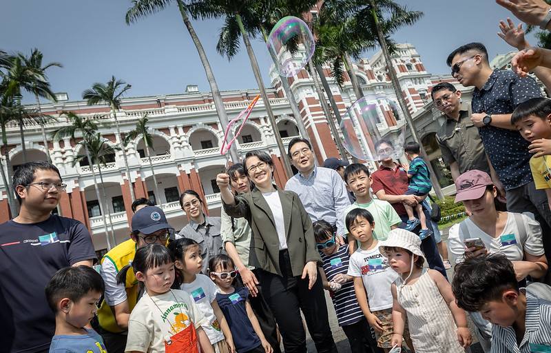 蕭美琴副總統11日上午出席「總統府假日開放參觀活動」，體驗現場各種饒富童趣的遊戲