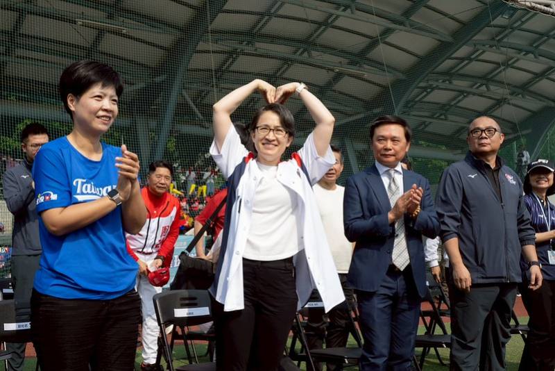 蕭美琴副總統11日上午出席「2026企業女子壘球聯賽開幕戰」