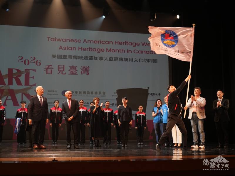 僑務委員會副委員長張良民（首排左1）授旗予國立臺灣體育運動大學校長許光麃（首排左2），並由副隊長廖承羿揮舞會旗