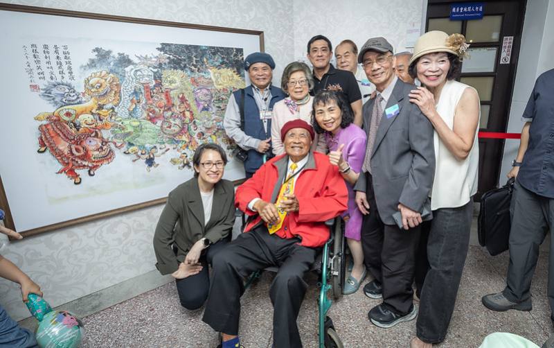 副總統參觀由文化部策劃的「vol.2臺灣地景篇：分格中的臺灣風景」漫畫特展，聽取解說員說明策展理念