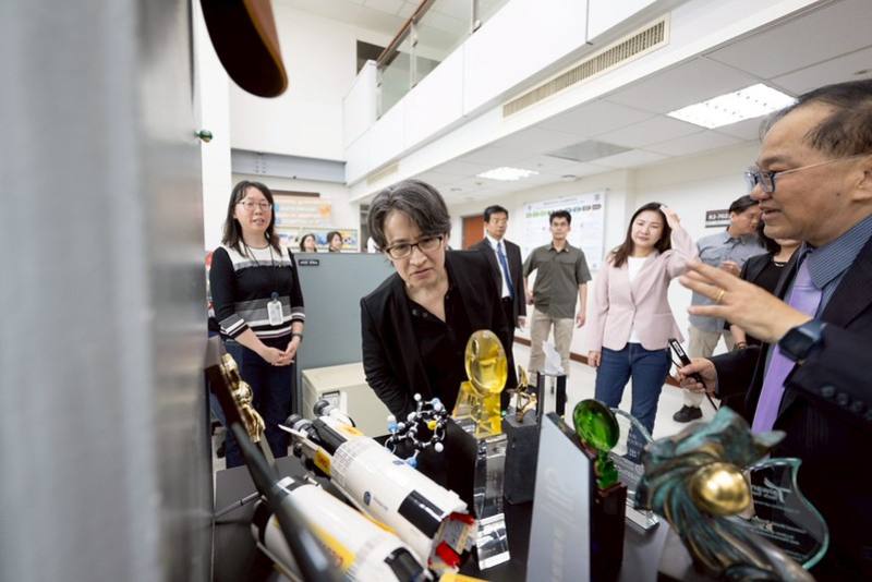 副總統抵達後，首先參訪國衛院生醫工程與奈米醫學研究所的「磁振神經造影實驗室」及「AI防疫大作戰研究室」