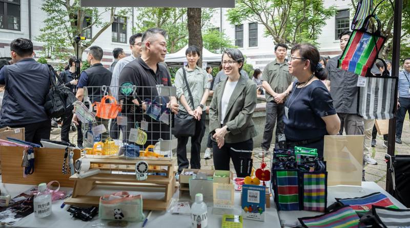 副總統於總統府南北苑參觀由60年以上臺灣老店及臺灣餅業者共同設置的「春日樂淘淘」親子市集攤位