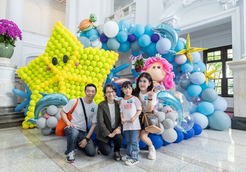 延續4月兒童節慶氛圍，副總統出席「總統府假日開放參觀活動」，與參觀民眾親切拍照互動