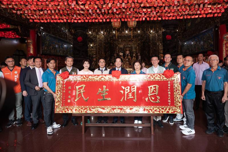 總統前往「仁德十三甲武德宮」參香祈福