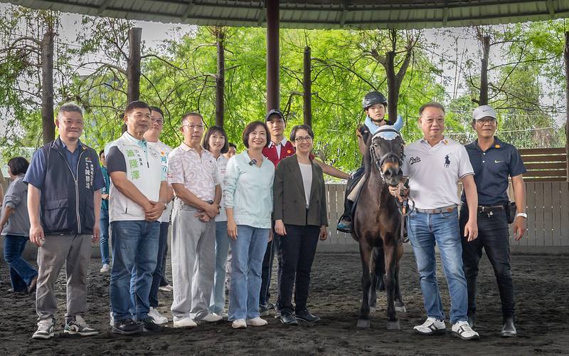 蕭美琴副總統11日下午參訪臺中市神岡區及潭子區農會