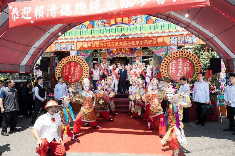 賴清德總統10日前往臺南市「全台西來庵」、「大灣凌霄寶殿武龍宮」暨「仁德十三甲武德宮」參香祈福