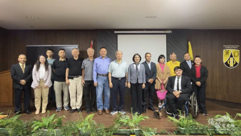 科爾曼(右五)、陳慧芬(右六)與校方出席代表、東方市僑領代表