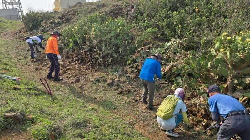海洋國家公園管理處10日舉行春季淨灘與澎湖東吉手作步道修復活動，參與民眾在海管處人員協助下進行岸際淨灘、清除蔓生植被、重新堆砌指引石堆與受損步道修復補強等。（海洋國家公園管理處提供）