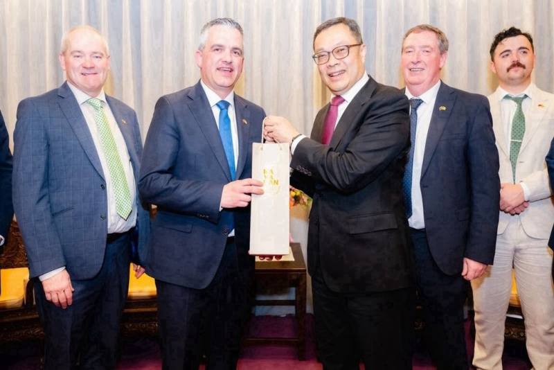 外交部政務次長陳明祺（中）10日歡迎愛爾蘭國會外交暨貿易聯席委員會副主席艾亨（左2）所率訪問團。（外交部提供）