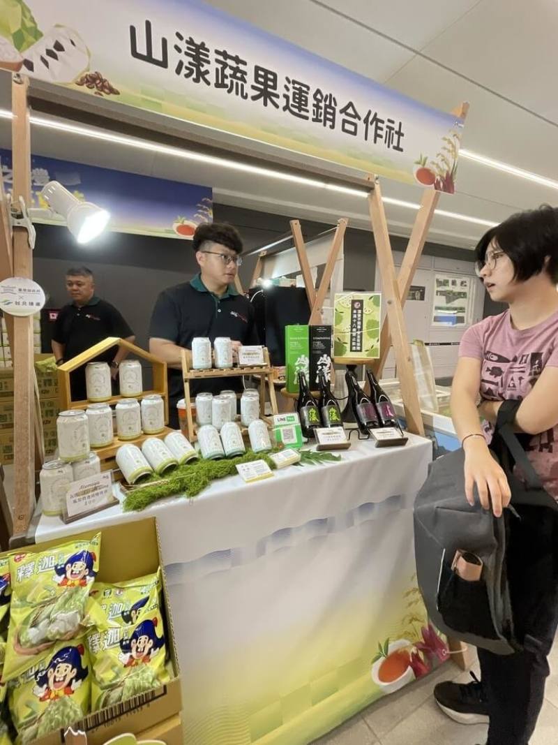 為讓北部民眾就近認識並選購台東優質農特產品，台東縣政府自10日起至5月3日在北捷淡水信義台北車站B3商店街，設置「台東農特產品展售」專櫃，每日上午11時至晚上7時展售。（台東縣政府提供）