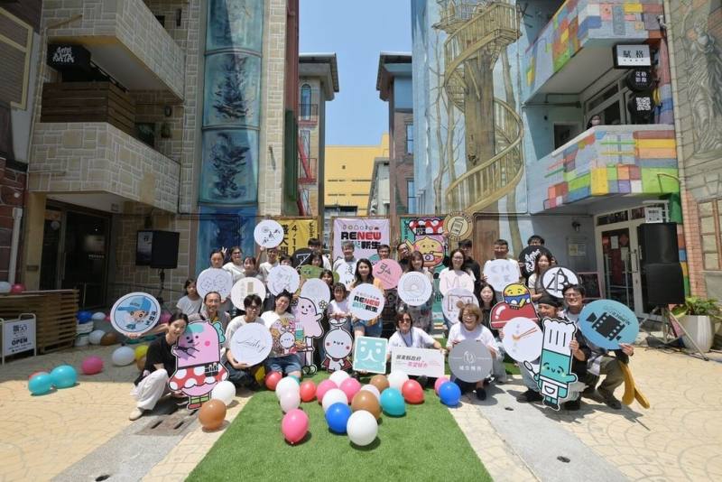 屏東青年創業基地「職人町」歷經10個月整修，11日重新開園，共有20家品牌進駐，屏東縣政府推出同慶活動，讓民眾在活動期間盡情體驗職人町多元魅力，並推廣青年職人精神。（屏東縣政府提供）