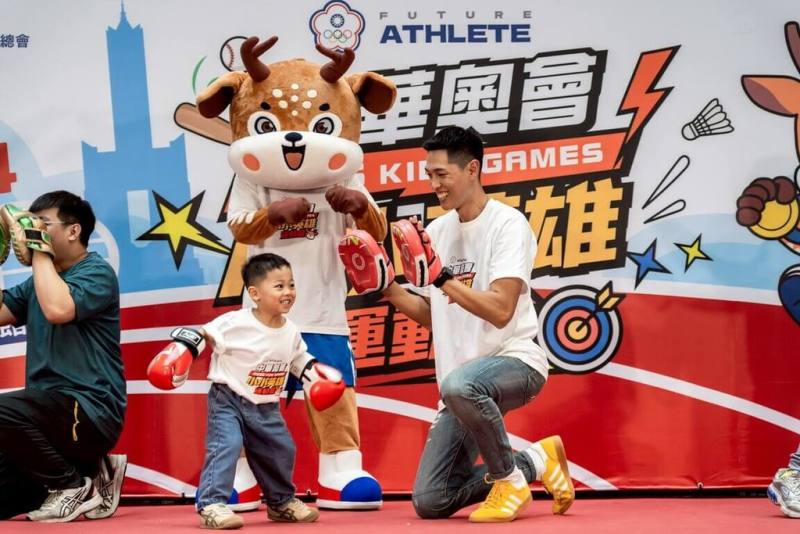「2026中華奧會第4屆小小英雄運動會」6月13、14日將登場，台灣跨欄好手陳傑（右）10日帶著兒子出席記者會，同台體驗親子拳擊。（中華奧會提供）