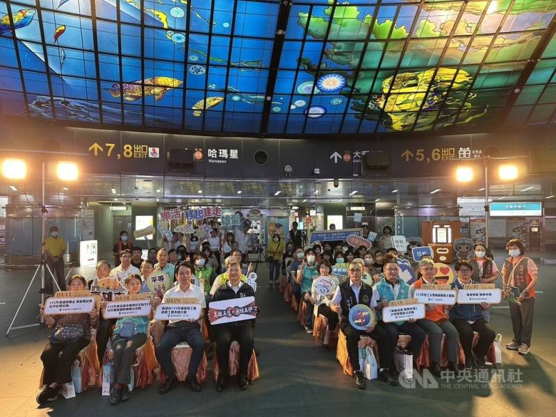 高雄市勞工局10日在捷運美麗島站舉辦五一勞動節活動啟動記者會，此次以「高雄五恁．團結五伊」為主軸，推出勞工健康、職業安全、勞工表揚及徵才等活動