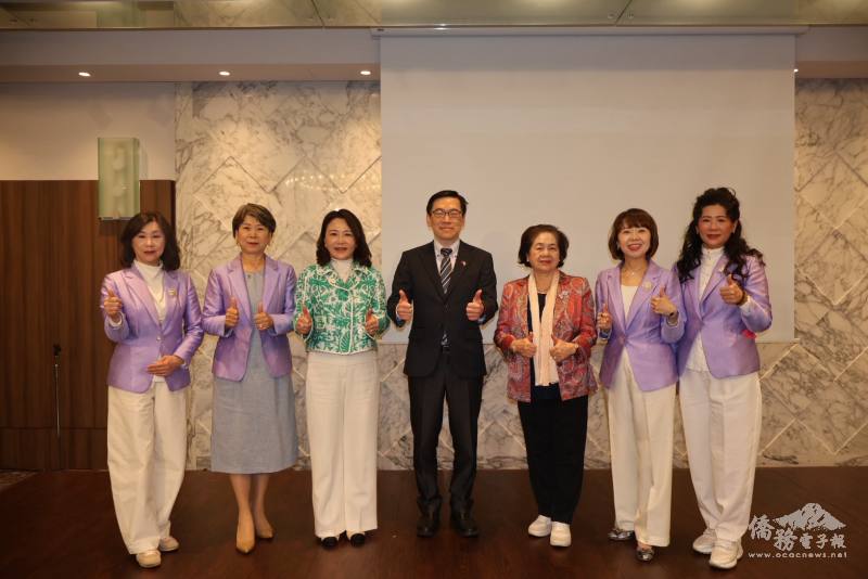范振國(左四)與莊住維(左三)俞秀霞(右三)、中西美姬(右二)、洪麗華(左二)、劉雯玲(左一)及林伊曼(右一)合影