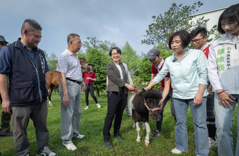 副總統分別參觀當地的馬廄、馬匹適應性運動及修復後的潭子農會穀倉