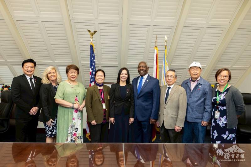 李麗玲率領理事陳兆生（左一）、梁桂台（左三）、林美利（左四）、陳文達（右三）、廖唯志（右二），拜會郡長戴明斯（右四）與郡長特助Shally Wong（右一）