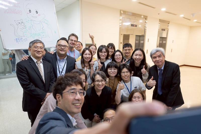 蕭美琴副總統10日上午前往苗栗參訪國家衛生研究院