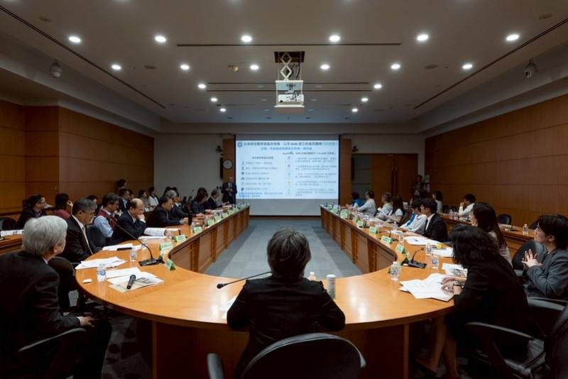 副總統聽取司徒惠康院長簡報「國衛院發展架構與五大任務」，以及陳為堅副院長簡報「以智慧防疫建構韌性健康台灣」