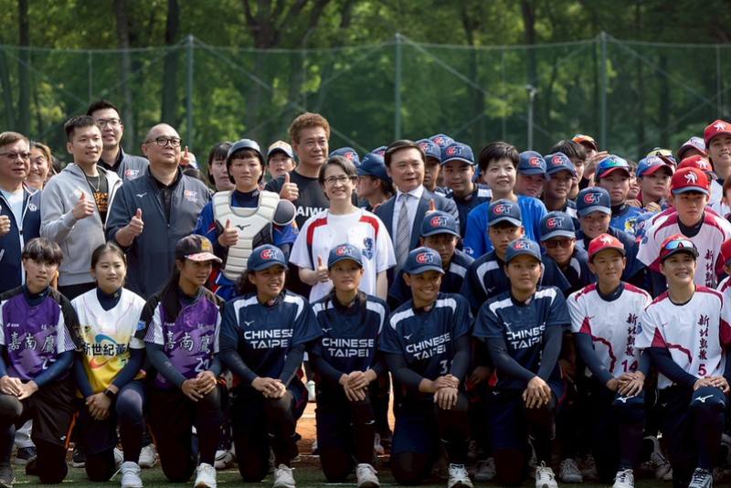 副總統與球員們合影，並祝福每一支隊伍都能發揮最佳實力、打出最好成績，為「一心求勝」全力投入