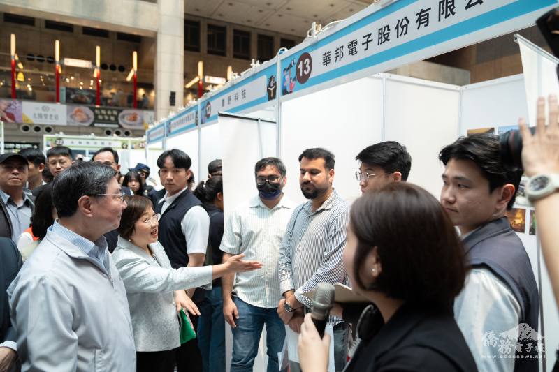 徐佳青（左2）與行政院院長卓榮泰（左1）一同至企業攤位參觀