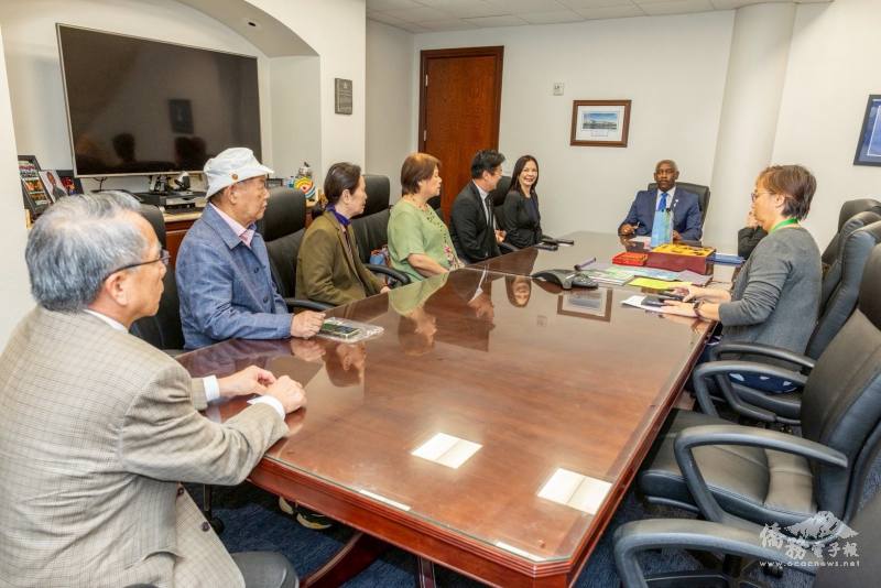 拜會中針對郡政交流，戴明斯積極聆聽商會建言