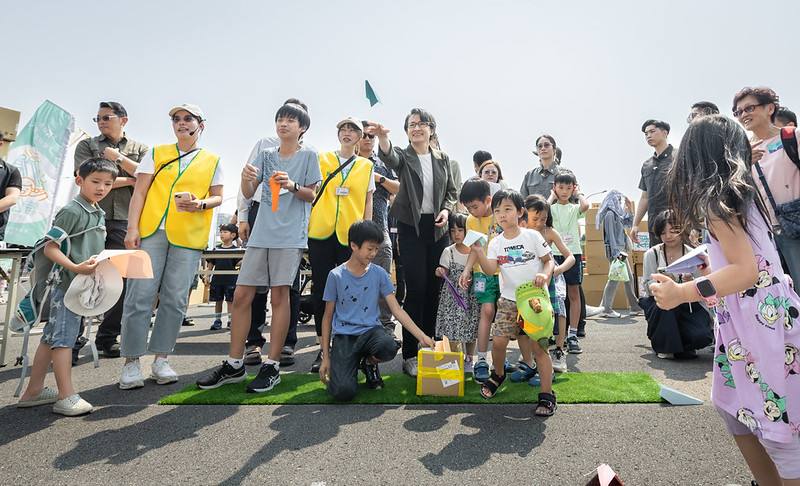 副總統出席「總統府假日開放參觀活動」，與參觀民眾共同玩樂