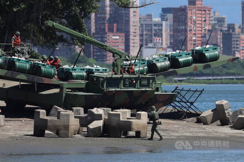 2024年7月國軍漢光40號實兵演習，國軍在淡水河進行河道阻絕設置，於河岸上進行整備。（中央社檔案照片）