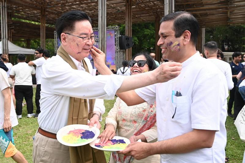 「2026 Holi 好麗節」11日在台北登場，印度台北協會會長德寧瀚（右）與國安會秘書長吳釗燮（左）塗抹彩色粉末。（印度台北協會提供）