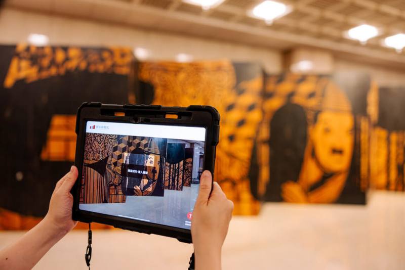 國家兩廳院推出「廳院顯影」AR數位導覽，引領觀眾透過限時小遊戲認識國家戲劇院。（國家兩廳院提供）