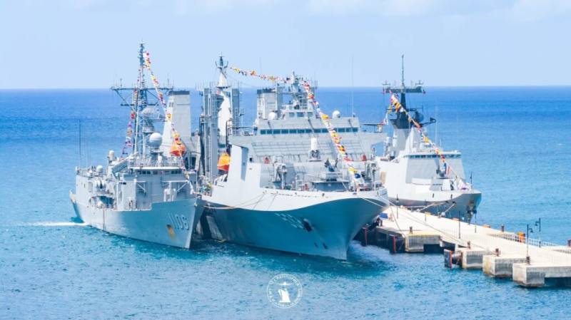 圖為海軍敦睦艦隊3艦，左起成功級飛彈巡防艦岳飛艦（PFG-1106）、油彈補給艦磐石艦（AOE-532）與康定級飛彈巡防艦迪化艦（PFG-1206）停泊在友邦聖克里斯多福及尼維斯的桑得港（Port Zante）碼頭。（圖取自facebook.com/taiwan.embassy.st.kitts.nevis）