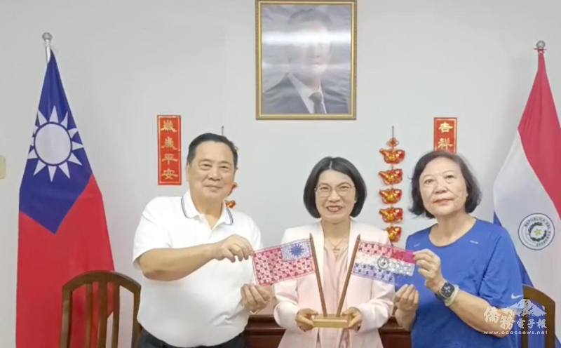 總領事館致贈臺巴國旗擺飾予巴拉圭僑生留臺校友會