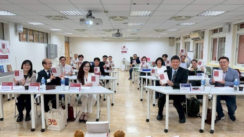 國立台灣師範大學11日舉行「越南文學史略」新書發表會，此書由台越學者共同編寫，為兩國文學與文化交流開啟新篇章。（台灣師範大學文學院提供）