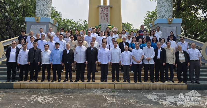 駐菲律賓代表處大使周民淦與菲華各界代表在楊光泩暨殉難館員紀念碑前合影