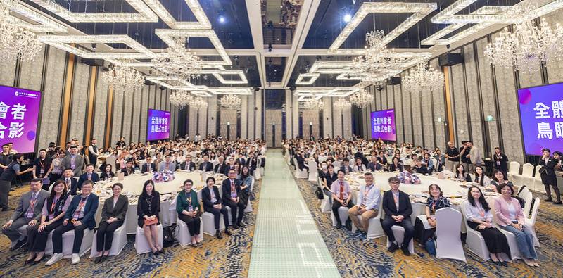 副總統和出席人員合影