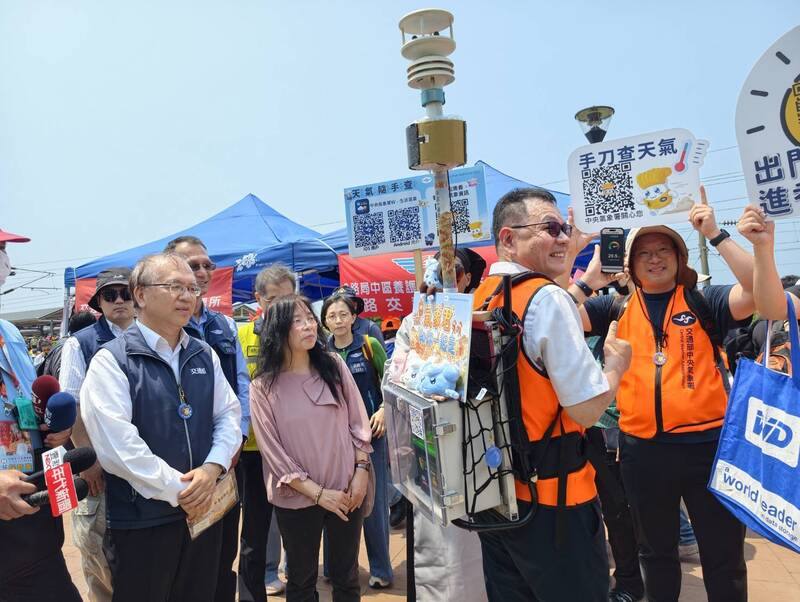 白沙屯媽祖進香活動12日深夜將登轎啟程，交通部政務次長陳彥伯（前左1）在台鐵白沙屯站外發送勇字車票和保平安貼布，氣象署也首次推出行動氣象儀同行，即時掌握沿途天氣。