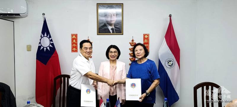 總領事陳慧芬（中）見證滿任會長周鴻娥（右）與新任會長楊樸（左）交接