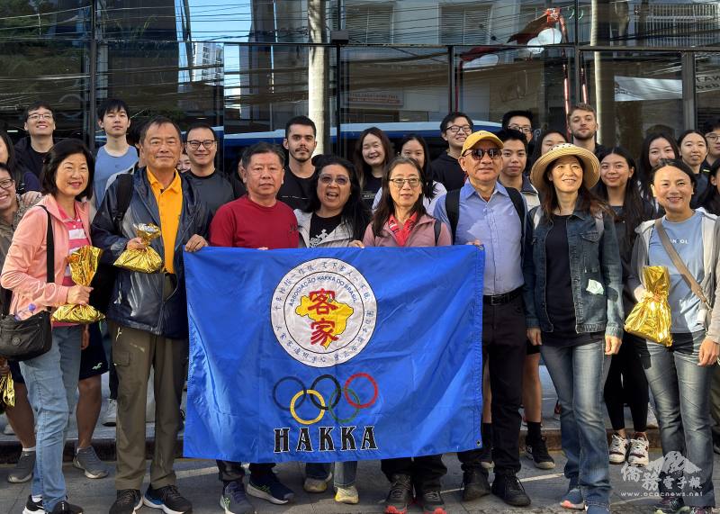 崇正會會長陳宗沐伉儷（左三、四）、主任尤正才伉儷（右三、二）、主任施懿倫（右一）、委員廖仁煌伉儷（左二、一）及陪同青年參與此次活動