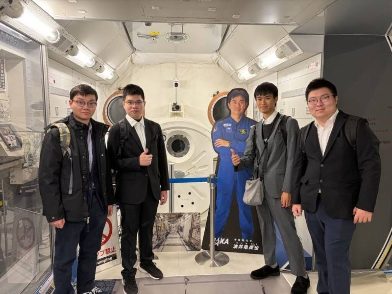 第6屆Kibo-RPC機器人程式設計挑戰賽，國立陽明交通大學機械系學生林穎沛（右2）、吳典謀（左1）、鄭力齊（右1）、陳昌駿（左2）組成團隊iTron，代表台灣赴日本參與決賽。4人在日本宇宙航空研究開發機構（JAXA）展覽館內太空艙前合影。（林穎沛提供）